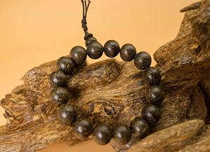 Trẻ sơ sinh mang vòng trầm kiến hương tốt không? 3 lưu ý cần nhớ khi sử dụng